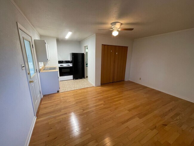 Building Photo - NEW ON MARKET