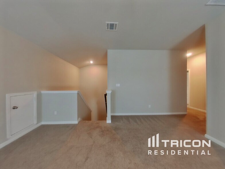 Building Photo - 13551 Paxton Blvd