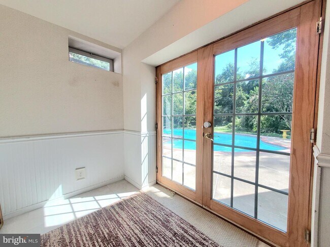 Building Photo - 20960 Capilano Ct