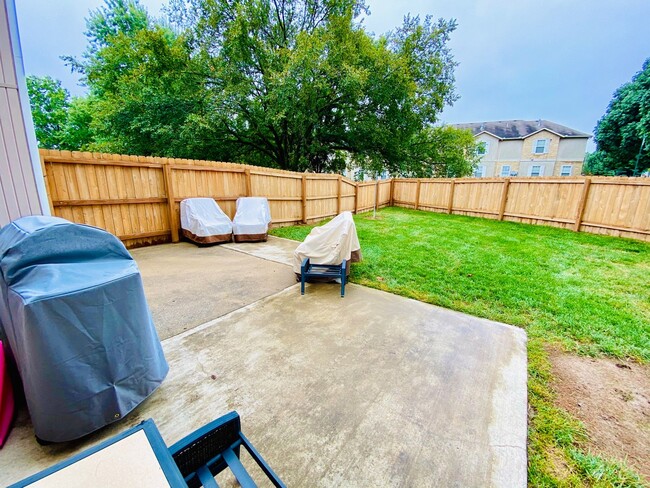 Building Photo - {1423} Olathe Townhome + 3Bed/2.5Bath + Fe...