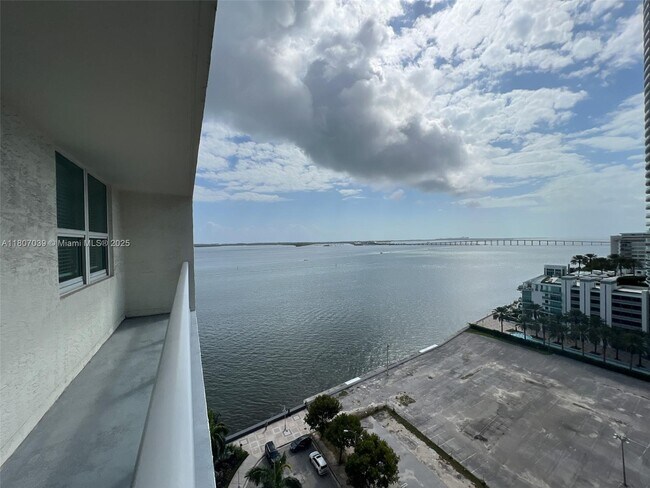 Building Photo - 1155 Brickell Bay Dr
