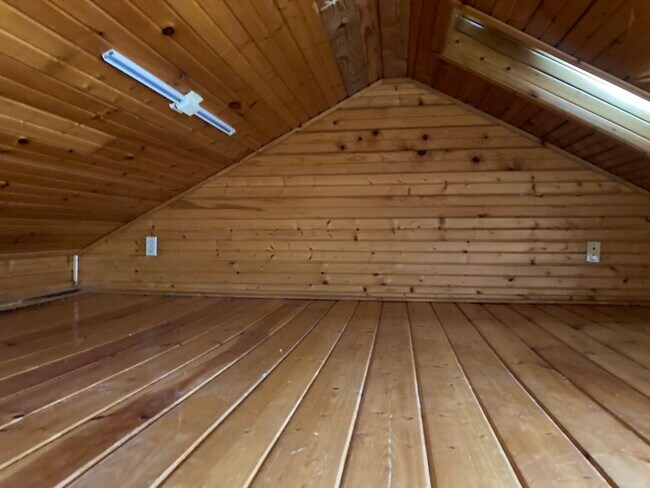 loft for queen size matress - 915 Monastery St