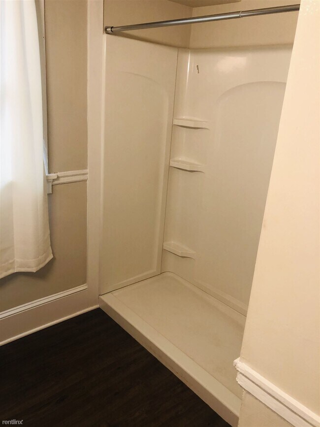 Building Photo - 2 br, 1 bath 4plex - 2420 Barton Ave 4