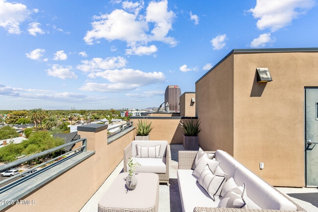 Building Photo - 1326 N Central Ave