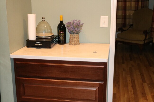 Building Photo - "Charming Furnished 2-Bedroom Home in Colu...