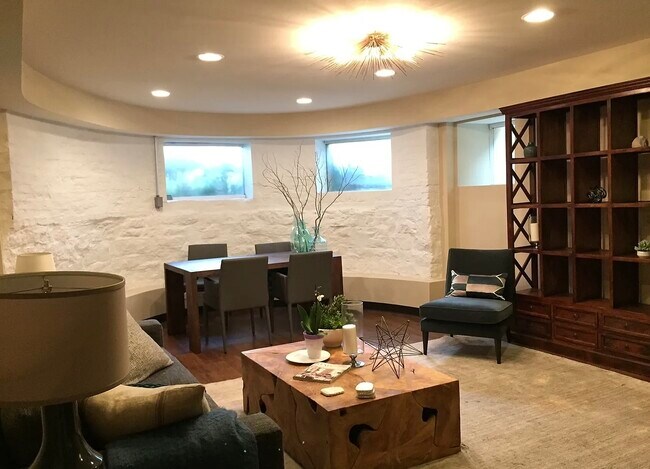 Building Photo - 1352 N La Salle Dr