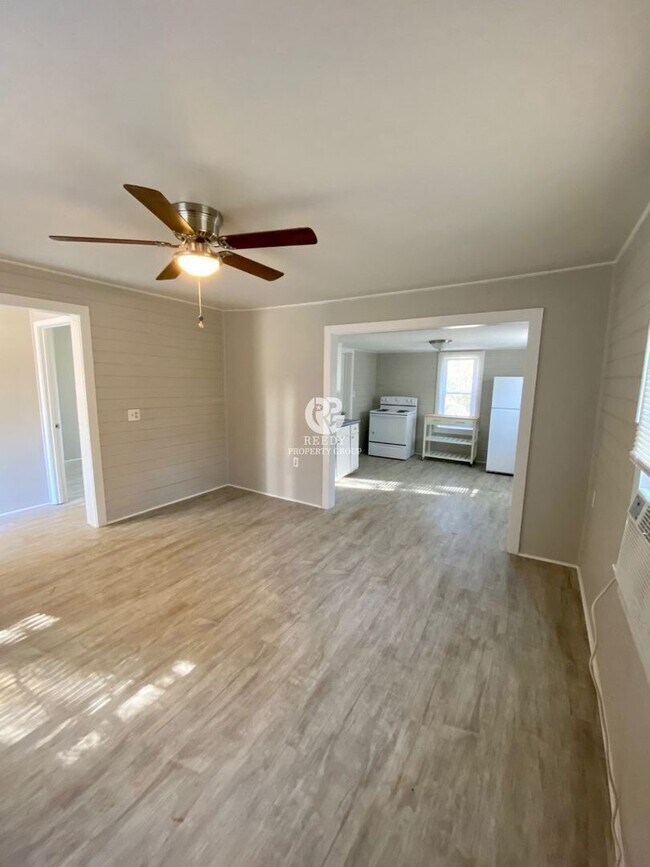 Building Photo - Remodeled 2 bedroom / 1 bathroom home available now!