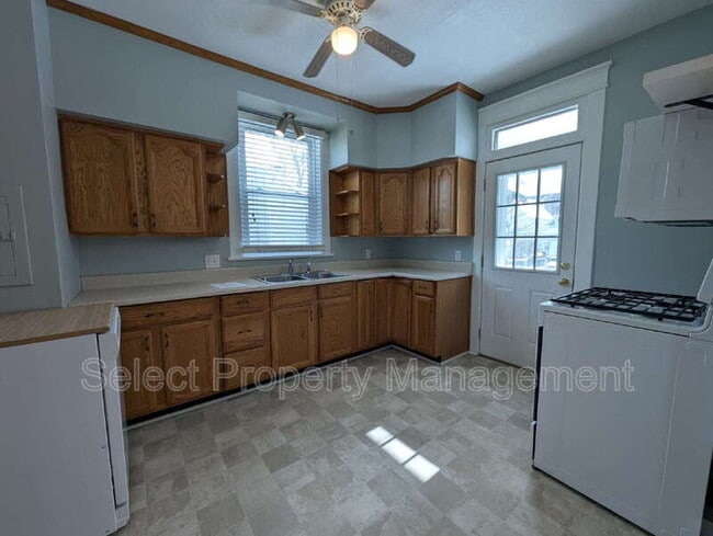 Building Photo - 933 Cottage Ave