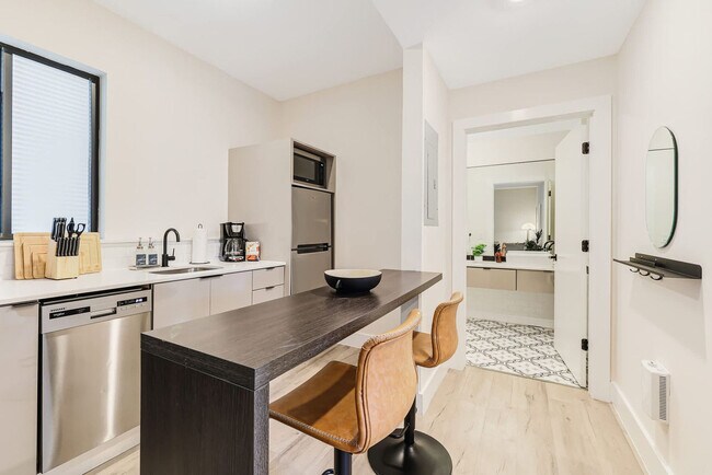 Building Photo - 3031 NE 4th Ave