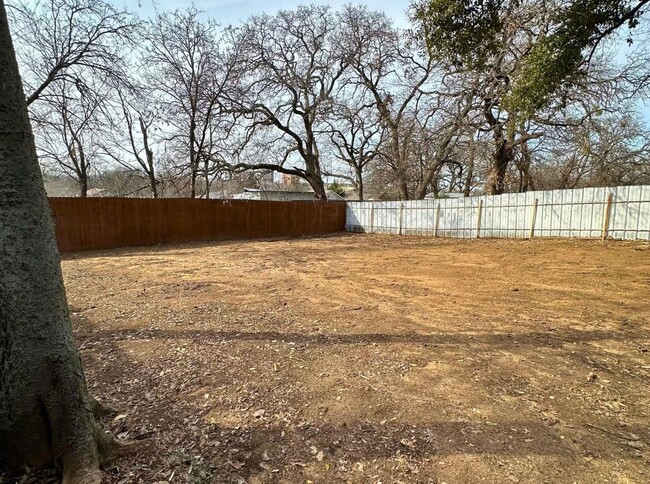 Building Photo - Charming 3 Bed 2 Bath Home - Fenced Backyard!