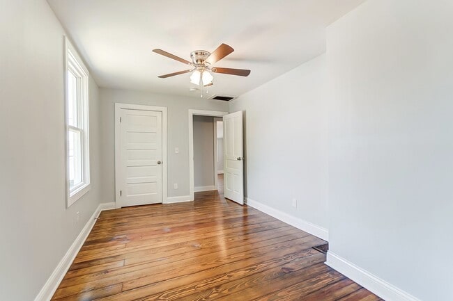 Building Photo - Spacious 3 Bedroom in Hamilton!