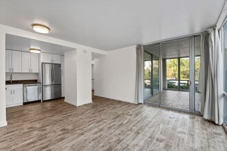 Building Photo - Beautifully renovated condo in the Cherry Creek Area!