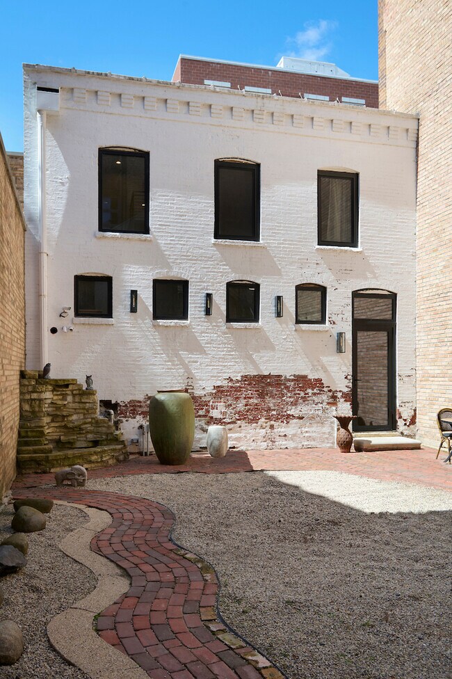 Building Photo - 1320 N La Salle Dr