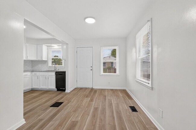 Building Photo - 176 Robinwood Ave