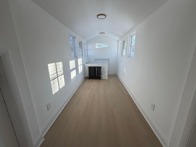 Building Photo - Great Home For RWJMS/Rutgers Students * Walk to New Brunswick/Highland Park Nightlife * All Utili...