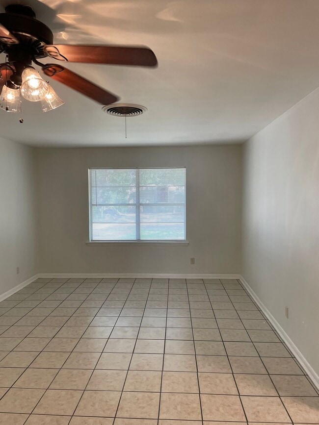 Building Photo - Available Now! Pet Restrictions. Charming ...