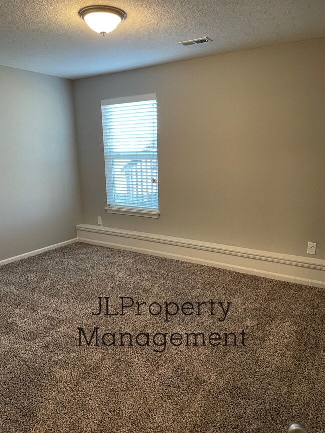 Building Photo - 605 Poplar Ct