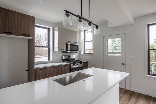 Building Photo - 4410 N Greenview Ave