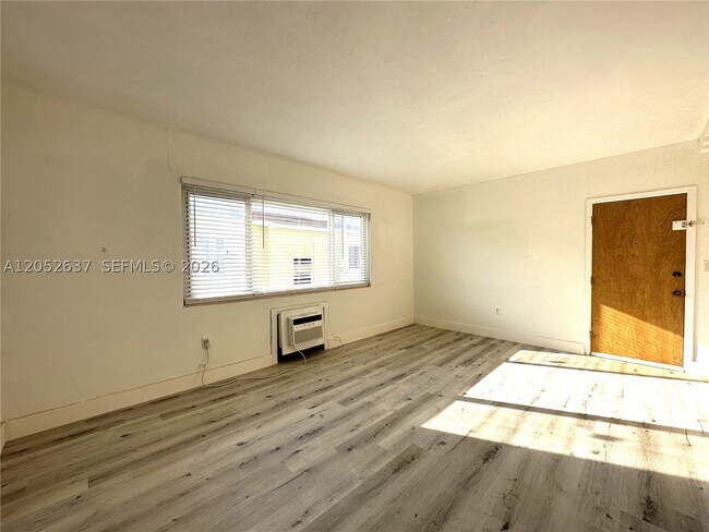 Building Photo - 955 Bay Dr E