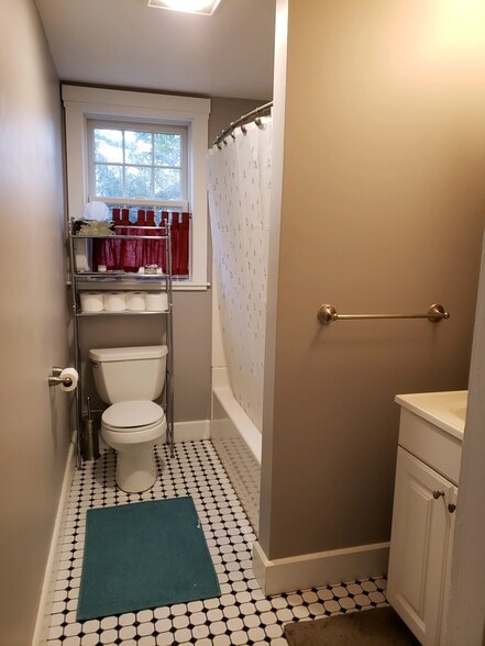 Full bathroom - 30 Vesper St