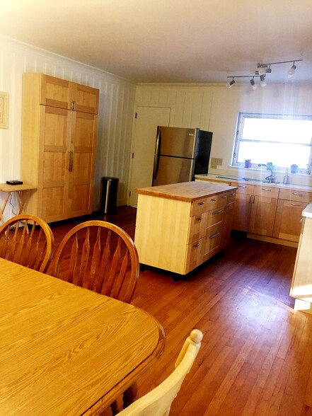 Dining Room/Kitchen - 5027 Hollow Rock Rd