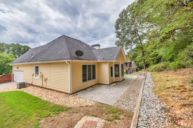 Building Photo - House 4 Beds 2 Baths