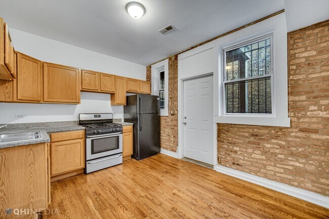 Building Photo - Great Apartment, Lots of light and Exposed...