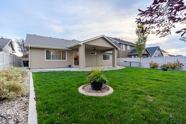 Building Photo - 5070 W Torana Dr