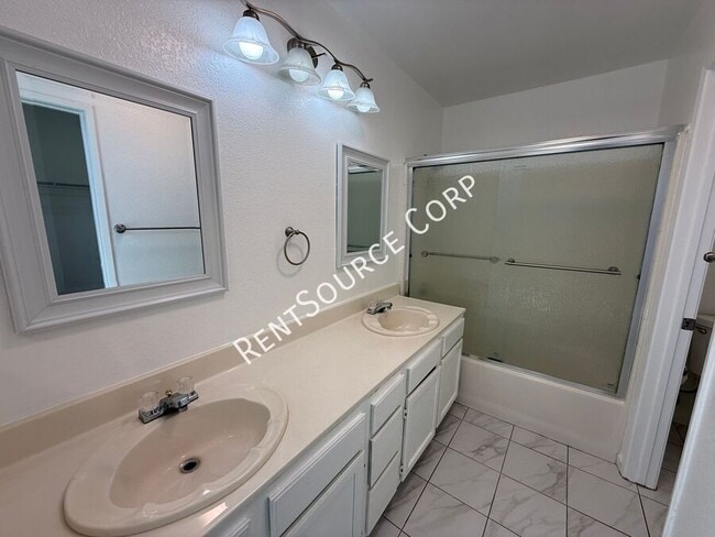 Building Photo - 2240 Westpark Dr