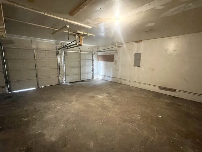 Building Photo - 4 bedroom HUGE attached, 2-car garage/workshop combo (has electricity