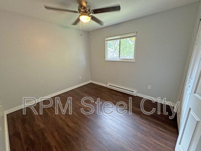 Building Photo - 1610-1610 W Summit Ave