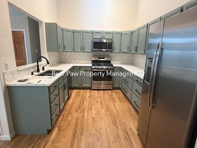 Building Photo - Charming 2-Bed Townhome in North Evergreen!