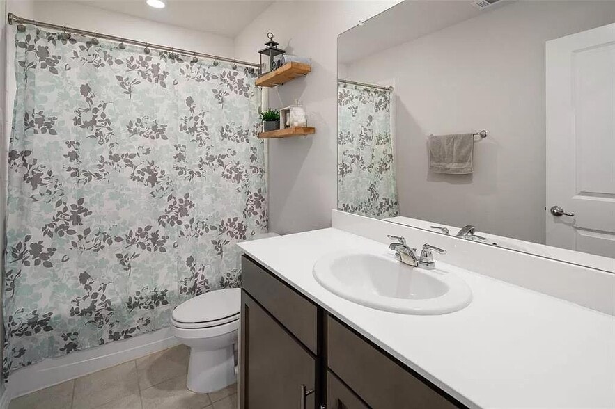 Building Photo - 604 Saddle Club Way