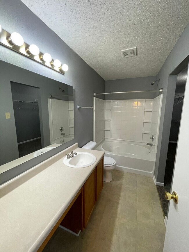 Building Photo - 843 Streamside Dr
