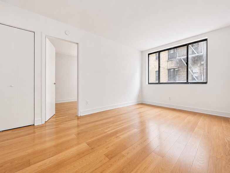 Building Photo - 323 W 96th St
