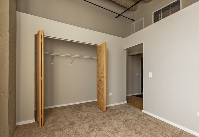Building Photo - "Modern 2-Bed, 2-Bath Gem in Chicago's Heart – Fully Equipped for Urban Living!"