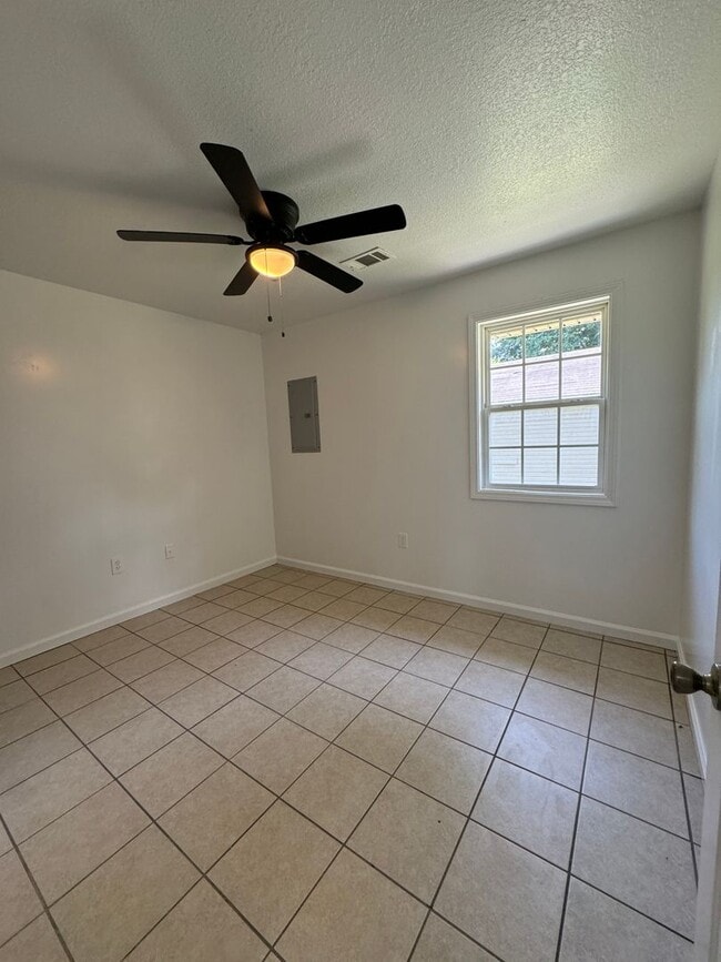 Building Photo - 2 BED / 1 Bath Apartment in Truman.  READY NOW!