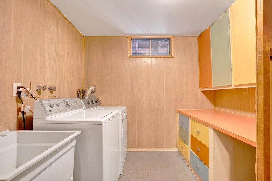 Laundry - 1931 Mapleleaf Ct