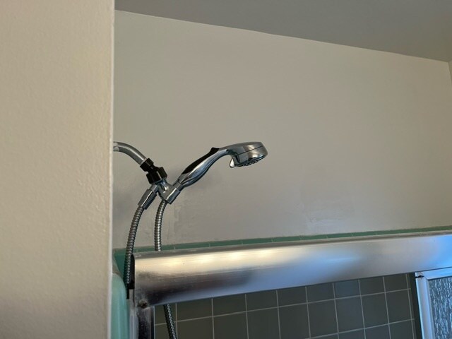 Shower - 3137 S Barrington Ave