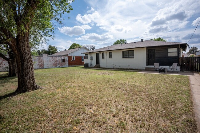 Building Photo - 1559 Parr St