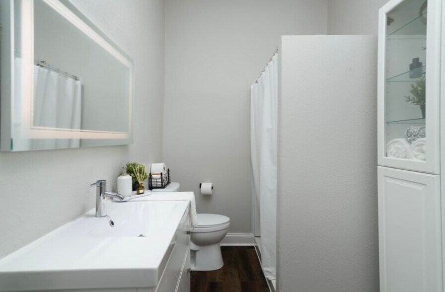 Building Photo - 1002 W Mulberry Ave