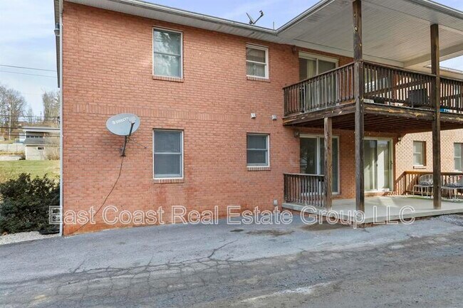 Building Photo - 131 Biser St