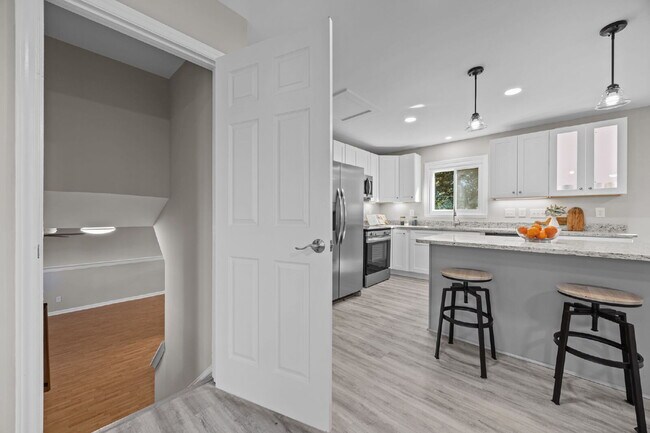 Building Photo - Charming 3-Bed Home with Granite Touches & Finished Basement in Raleigh!