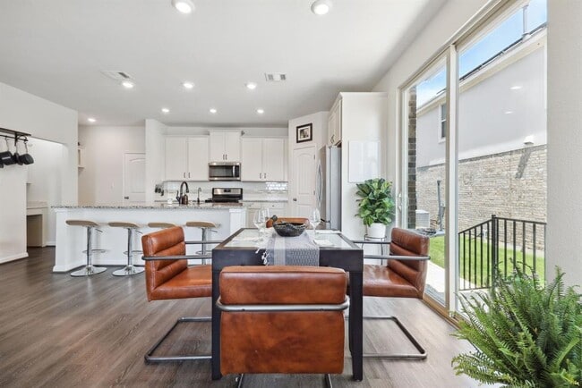 Building Photo - 2204 Land Grant Wy