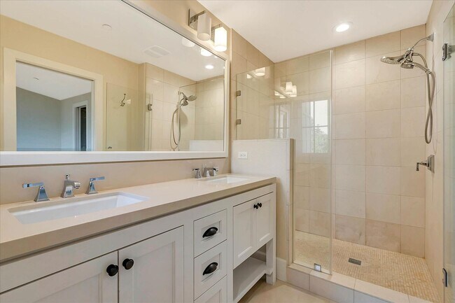 Building Photo - Beautiful Tri-Level 4 bedroom, 3.5 Bathroom, 2,150 SqFt Home in Downtown Campbell!