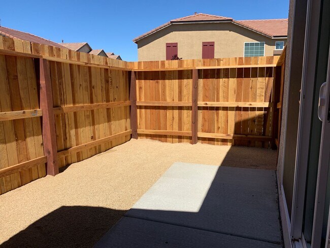 Building Photo - 4 bedroom Townhome