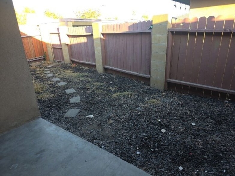 Building Photo - 17049 Ivy Ave
