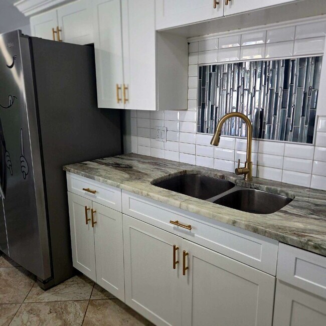 Building Photo - This gorgeous 2/1 house has been remodeled gourmet chef's kitchen, shaker cabinets, granite count...