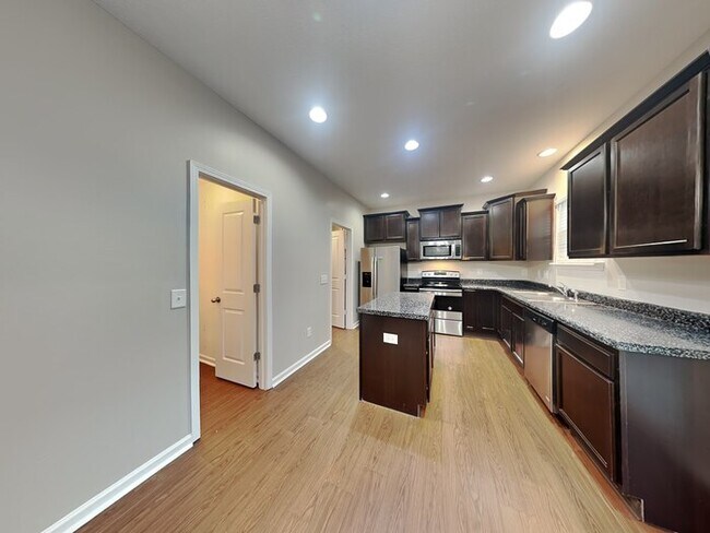 Building Photo - 4 bed 2.5 bath in Plainfield!