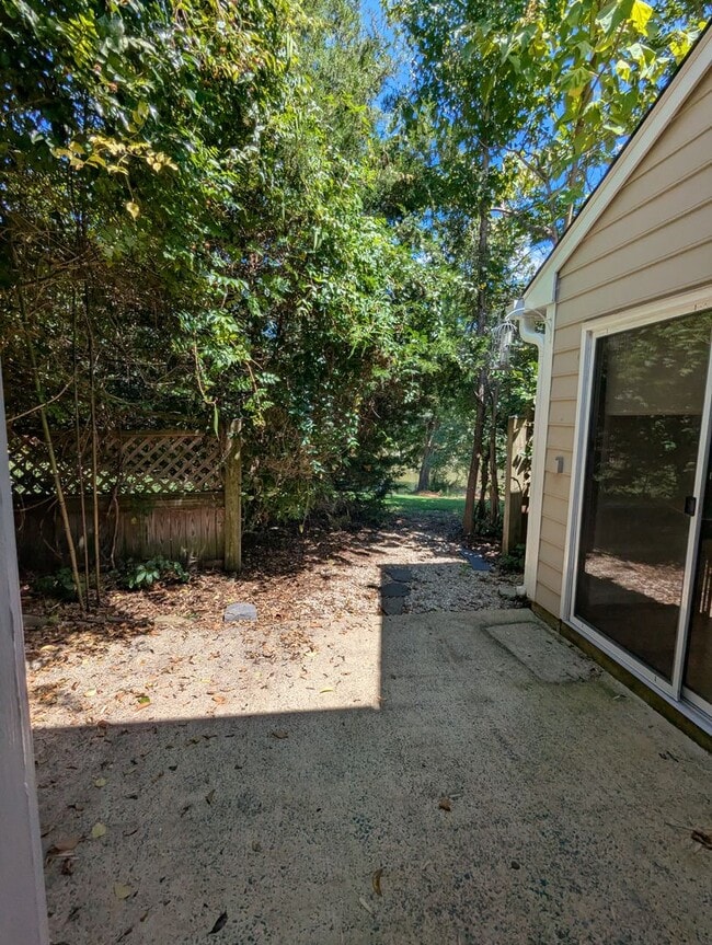 Building Photo - Beautiful townhouse with lakeside views, convenient to Chapel Hill and Durham!